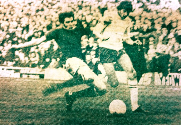 Dave Reid nips in and robs Ian Mellor as he streaks forward.